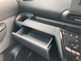 助手席前にも小物入れがあります。