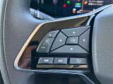 左側にオーデイオやナビのコントロールができるスイッチ、運転中は手を放さず手元で操作可能なんです!