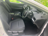 広々とした室内空間は、長距離ドライブでも快適に過ごせます。運転席からの視界も広く、安全な運転をサポートします。