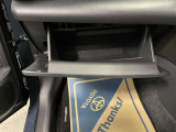 【グローブボックス 】車検証や取扱説明書などの書類を収納するスペースです(^^)