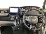 【ハンドル】運転にかかわる様々な操作を安全に行えるように視点移動が少なく操作性に配慮されたスイッチ類が凝縮されたコックピットです。