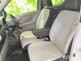 運転席周りはシンプルで操作しやすい配置。すぐに馴染めて、快適なドライブを楽しめます。