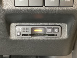 ハンドルの右下にETCがついています。高速道路の料金所の通過も楽々です!。 カードの取り出しもしやすい場所についています。