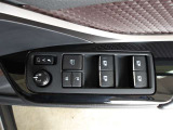 パワーウィンドウスイッチで運転席から全席の窓の開閉ができます。オートマチックハイビーム付きでハイビームとロービームを自動で切り替え夜間の歩行者などの早期発見をサポートします。