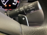 ステアリングの裏側、左右にパドルシフトがついています。右が+、左が-の操作でシフトチェンジを行い、エンジンブレーキなどのマニュアル操作ができます。
