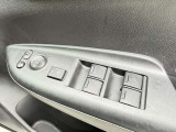 【電動格納ミラー】サイドミラーは電動格納式となっており、狭い駐車場でもキズがつくリスクを抑えられます。