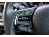 ハンドル左部分でオーディオ操作が可能。そのため、運転中でも目線をずらさずに安全運転♪また、ディスプレイの表示切替もダイヤル式でお好みに合わせられます