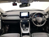 シンプルながら機能性あふれる運転席廻りです。視界性もよく、運転しやすいですよ。