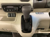 CVT車のセレクトレバーです。低速から高速まで、変速ショックのないスムーズな走りを実現するとともに、エンジン効率のよい領域を維持することで燃費にも貢献します。