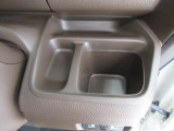 運転席から手の届きやすい位置に、ドリンクホルダーと小銭などを入れて置けるトレイが付いています。