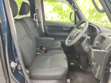 運転席からの眺めは良好。広々とした空間で、ゆったりと運転を楽しめます。シートの素材も肌触りが良く、快適なドライブをサポートします。