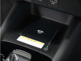 ◆ワイヤレス充電器◆ワイヤレス充電規格Qiに適合した機器を充電エリアに置くことで使用できます。
