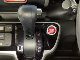 CVT車のセレクトレバーです。低速から高速まで、変速ショックのないスムーズな走りを実現するとともに、エンジン効率のよい領域を維持することで燃費にも貢献します。