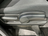 シートハイトアジャスターが付いているので運転姿勢を調整するのに便利ですね。身長に合ったシートポジションは安全運転や疲労軽減にもつながります。