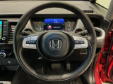 運転にかかわる様々な操作を安全に行えるように視点移動が少なく操作性に配慮されたスイッチ類が凝縮されたコクピットです。
