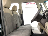 座面も厚みがあり背もたれも高く、広い足元にゆったり座れるシートです。運転席と助手席の間が空いている為、助手席側への移動がスムーズです。交通量の多い道でも助手席側から乗り降りができます。
