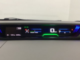 中央にデジタル表示のスピードメーターを配したハイブリット専用メーターになっています。左側のインフォメーション画面で燃費などの情報を確認できます。