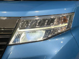 【LEDヘッドライト】悪天候や夜間走行時も良好な視界を確保し安心して運転できる高輝度LEDヘッドライトを装備!点灯速度が早く、消費電力も抑えられています。