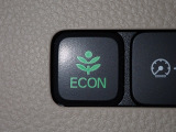 エンジン、エアコンなどを制御し低燃費な『ECONモード』に、また走りを楽しみたいとき、空調など快適性を重視したいときにはスイッチOFFで通常モードに切り替えができます!