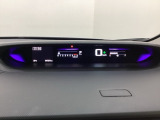 デジタル表示のスピードメーターとタコメーターを大きく配した見やすいメーター部になっています。左側のインフォメーション画面でオドメーターや燃費などの情報を確認できます。