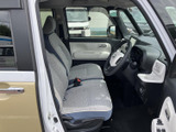 広々とした室内空間は、ドライバーも同乗者もゆったりとくつろげます。シートの素材も肌触りが良く、快適なドライブをサポートします。