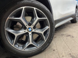 ●純正18インチアルミホイール:輸入車ならではの卓越した走りを支えるホイールと足回りです!日本車の走りに慣れている方にもぜひ体感して頂きたいほど、高いレベルでまとまっています!