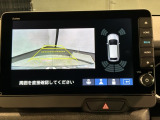 リバースギアに入れるだけで後方の表示へ切り替わります。夜間や雨の日の駐車も楽になりますよ。