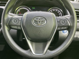 握りやすいステアリングは、運転操作をスムーズにします。オーディオスイッチなどが配置され、運転中でも快適に操作できます。運転の楽しさを高めます。