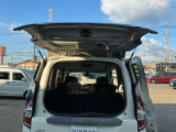 セレナ自慢の、ガラスハッチ。奥行きの狭い駐車場でも、荷物の出し入れが可能です!