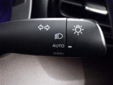 【オートライト】車外の明るさに応じて、自動的にライトの点灯・消灯をしてくれます。