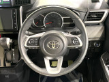 インテリアに合わせたデザインのステアリングは、運転される方のことも考え、運転しやすい形状、大きさです。是非一度、実際に触ってお確かめください。