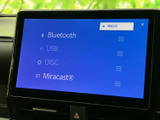 お好みの音楽をクリアな音質で楽しめます。CDやUSB、Bluetoothなど、様々なメディアに対応。快適な車内空間を演出します。