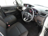 シンプルで使いやすいデザインの運転席です。