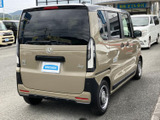 スクエアなリアデザインが特徴的で、荷物の積み下ろしも容易。テールランプの配置もシンプルで、洗練された印象を与えます。