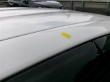 ルーフの運転席側後方にキズがあります。