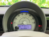 視認性の高いメーター類が、運転に必要な情報を的確に伝えます。落ち着いたデザインで、運転に集中できる空間を提供します。