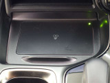 ワイヤレス充電機能で接続の手間いらず。スマートフォンなどをワイヤレスで充電可能です。