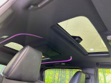 【サンルーフ】開放感たっぷりの希少装備、サンルーフが装着されています!車内に明かりを取り入れたり景色を楽しむ以外にも、車内の空気も簡単に換気できて快適です!