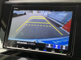 狭い道や駐車時も安心。後方の状況を画面で確認できるので、安全に駐車操作が行えます。ガイドライン表示で、より確実な駐車をサポート。