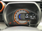 視認性の高いメーターで、走行情報を的確に把握できます。運転に必要な情報を一目で確認できるので、安全運転をサポートします。
