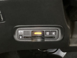 ハンドルの左下にETCがついています。高速道路の料金所の通過も楽々です!。 カードの取り出しもしやすい場所についています。