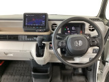 【ハンドル】運転にかかわる様々な操作を安全に行えるように視点移動が少なく操作性に配慮されたスイッチ類が凝縮されたコックピットです。