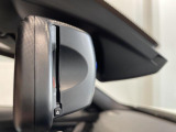 自動防眩機能を備えたルームミラー。ETC車載器を搭載しておりスタイリッシュかつ機能性を兼ね備えております。