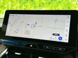 見やすい地図表示で、目的地までの道案内をスムーズに行います。渋滞情報もリアルタイムで確認でき、快適なドライブをサポートしてくれます。