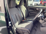 足元もゆったりで長時間の運転も疲れにくいフロントシートです。