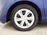 【ホイールカバー】純正なので車に似合うデザインになっていますね。スタッドレスタイヤもご相談下さい。