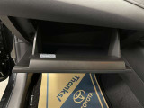 【グローブボックス 】車検証や取扱説明書などの書類を収納するスペースです(^^)