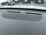 【harman kardon】ハーマンカードンのHi-Fiスペシャリストと共に、モデル別に開発・設計された専用チューニングが臨場感溢れる音響空間を実現しています。