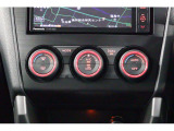 左右独立温度調整のデュアルオートエアコンを装備。運転席と助手席でお好みの温度に設定でき、一年中快適です。