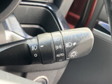 操作しやすいウインカーレバー。直感的に操作でき、安全な車線変更をサポートします。スムーズな操作感で、運転がより快適になります。